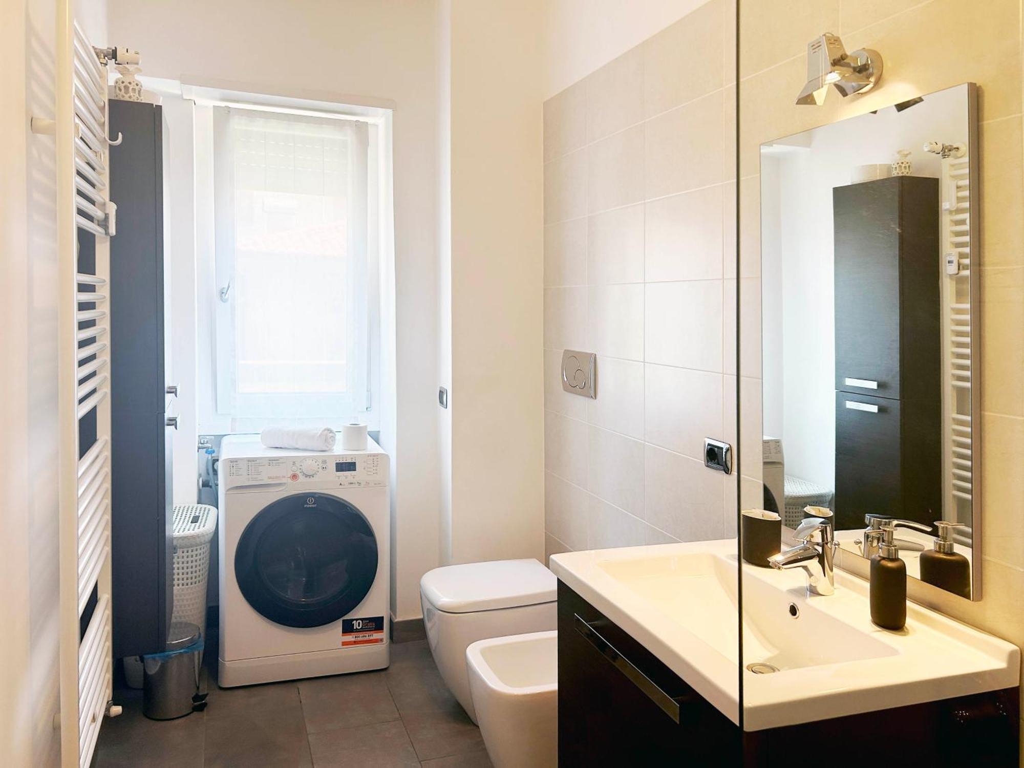 Comfortable Apartment In The Heart Of Lecco Exterior photo